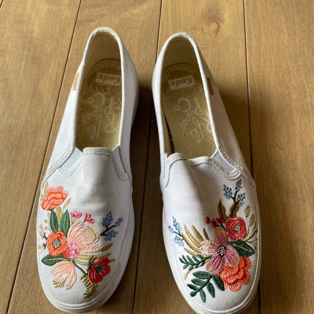 Floral Embroidered Women's Slip-On Shoes